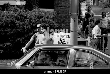 Chicago, Illinois 28.06.1986 Mitglieder der lokalen KKK Klan zeigen ihre Abneigung, wie Mitglieder der schwarzen Gemeinschaft durch Marquette Park marschieren. Stockfoto