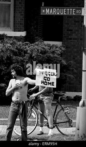 Chicago, Illinois 28.06.1986 Mitglieder der lokalen KKK Klan zeigen ihre Abneigung, wie Mitglieder der schwarzen Gemeinschaft durch Marquette Park marschieren. Stockfoto