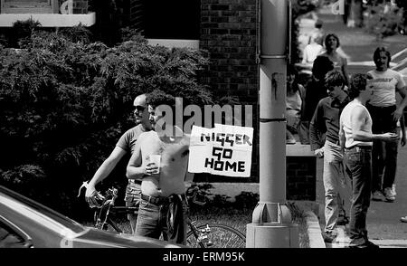 Chicago, Illinois 28.06.1986 Mitglieder der lokalen KKK Klan zeigen ihre Abneigung, wie Mitglieder der schwarzen Gemeinschaft durch Marquette Park marschieren. Stockfoto