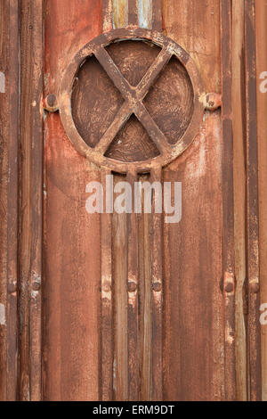 Vintage Metall Industrietor Detail mit Linien und Kreisen Muster. Rostige Hintergrundtextur. Stockfoto