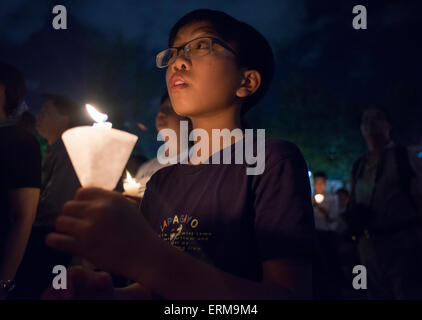 Hong Kong, China. 4. Juni 2015. Menschen sitzen zusammen, wie sie Chinas 1989 Platz des himmlischen Friedens Vorfall während ein Candle-Light-Mahnwache in Hongkong am 4. Juni 2015 zu gedenken. Zehntausende von Menschen nahmen Teil an der Veranstaltung zum 26. Jahrestag der blutigen Niederschlagung Tiananmen-Platz, als China versucht, den Vorfall zu vergessen. Bildnachweis: Antony Dickson/Alamy Live-Nachrichten Stockfoto