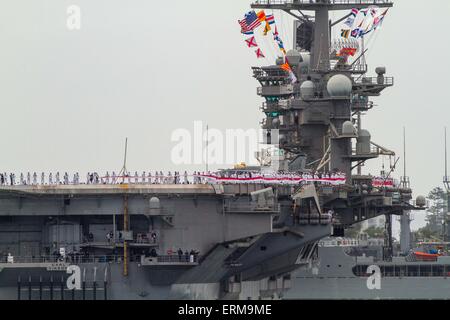 Coronado, Kalifornien, USA. 4. Juni 2015. USS Carl Vinson(CVN 70) Carrier Strike Group kommt nach Hause. Die Carl Vinson Streik Gruppe kehrt in der Gegend von San Diego nach einer fast 10-Monats-Bereitstellung in USA 5. Flotte und 7. Flotte, die sechs Monate des Streiks gegen den islamischen Staat © Daren Fentiman/ZUMA Draht/Alamy Live News Stockfoto