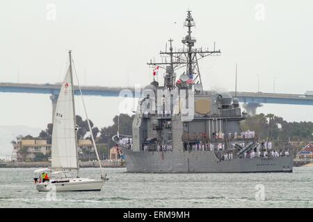 Coronado, Kalifornien, USA. 4. Juni 2015. USS Carl Vinson(CVN 70) Carrier Strike Group kommt nach Hause. Die Carl Vinson Streik Gruppe kehrt in der Gegend von San Diego nach einer fast 10-Monats-Bereitstellung in USA 5. Flotte und 7. Flotte, die sechs Monate von Streiks gegen die islamischen State.Seen hier enthalten: Guided Missile Cruiser USS Bunker Hill © Daren Fentiman/ZUMA Draht/Alamy Live News Stockfoto