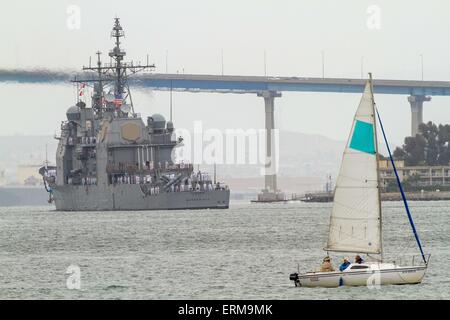 Coronado, Kalifornien, USA. 4. Juni 2015. USS Carl Vinson(CVN 70) Carrier Strike Group kommt nach Hause. Die Carl Vinson Streik Gruppe kehrt in der Gegend von San Diego nach einer fast 10-Monats-Bereitstellung in USA 5. Flotte und 7. Flotte, die sechs Monate von Streiks gegen die islamischen State.Seen hier enthalten: Guided Missile Cruiser USS Bunker Hill © Daren Fentiman/ZUMA Draht/Alamy Live News Stockfoto