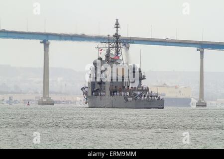 Coronado, Kalifornien, USA. 4. Juni 2015. USS Carl Vinson(CVN 70) Carrier Strike Group kommt nach Hause. Die Carl Vinson Streik Gruppe kehrt in der Gegend von San Diego nach einer fast 10-Monats-Bereitstellung in USA 5. Flotte und 7. Flotte, die sechs Monate von Streiks gegen die islamischen State.Seen hier enthalten: Guided Missile Cruiser USS Bunker Hill © Daren Fentiman/ZUMA Draht/Alamy Live News Stockfoto