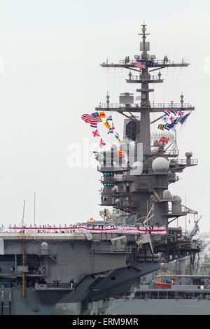 Coronado, Kalifornien, USA. 4. Juni 2015. USS Carl Vinson(CVN 70) Carrier Strike Group kommt nach Hause. Die Carl Vinson Streik Gruppe kehrt in der Gegend von San Diego nach einer fast 10-Monats-Bereitstellung in USA 5. Flotte und 7. Flotte, die sechs Monate des Streiks gegen den islamischen Staat © Daren Fentiman/ZUMA Draht/Alamy Live News Stockfoto