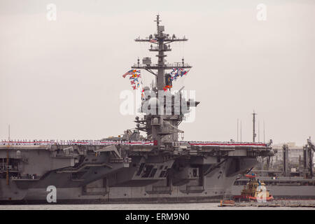 Coronado, Kalifornien, USA. 4. Juni 2015. USS Carl Vinson(CVN 70) Carrier Strike Group kommt nach Hause. Die Carl Vinson Streik Gruppe kehrt in der Gegend von San Diego nach einer fast 10-Monats-Bereitstellung in USA 5. Flotte und 7. Flotte, die sechs Monate des Streiks gegen den islamischen Staat © Daren Fentiman/ZUMA Draht/Alamy Live News Stockfoto