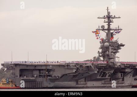 Coronado, Kalifornien, USA. 4. Juni 2015. USS Carl Vinson(CVN 70) Carrier Strike Group kommt nach Hause. Die Carl Vinson Streik Gruppe kehrt in der Gegend von San Diego nach einer fast 10-Monats-Bereitstellung in USA 5. Flotte und 7. Flotte, die sechs Monate des Streiks gegen den islamischen Staat © Daren Fentiman/ZUMA Draht/Alamy Live News Stockfoto