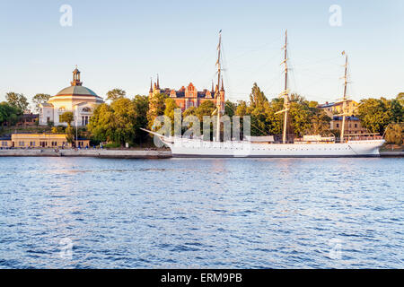 Ansicht von Eric Ericsonhallen, die af Chapman Segelschiff auf der Insel Skeppsholmen, Stockholm - Stockfoto