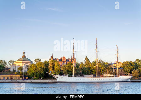 Ansicht von Eric Ericsonhallen, die af Chapman Segelschiff auf der Insel Skeppsholmen, Stockholm - Stockfoto