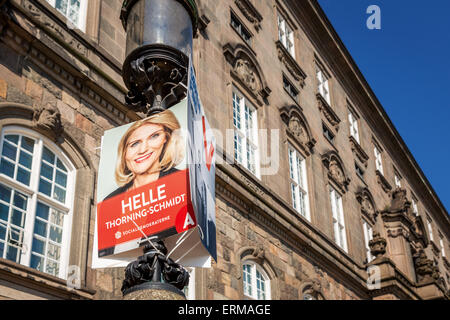 Wahlplakat zur Förderung Helle Thorning-Schmidt vor dem dänischen Parlament, Kopenhagen, Dänemark Stockfoto