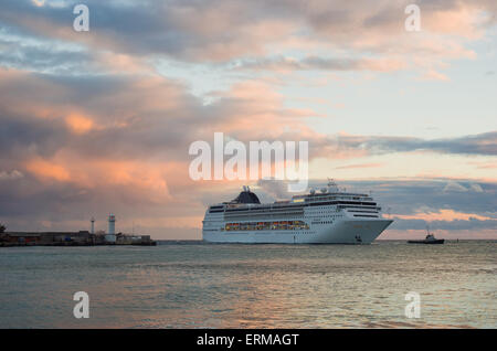 Großes Schiff Abend Segeln Sie von Yalta Port, Krim, Ukraine. Stockfoto