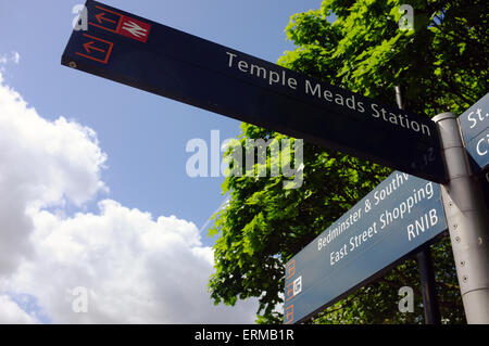 Ein Fußgänger Wegweiser leiten Touristen zu den Sehenswürdigkeiten und Attraktionen in Bristol. Stockfoto