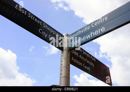 Ein Fußgänger Wegweiser leiten Touristen zu den Sehenswürdigkeiten und Attraktionen in Bristol. Stockfoto