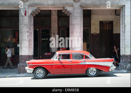 Havanna, Kuba - Juni 2011: Amerikanische Oldtimer dient als Taxi fährt entlang einer Straße in Zentral-Havanna. Stockfoto