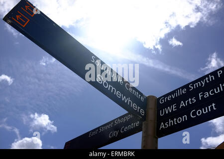 Ein Fußgänger Wegweiser leiten Touristen zu den Sehenswürdigkeiten und Attraktionen in Bristol. Stockfoto