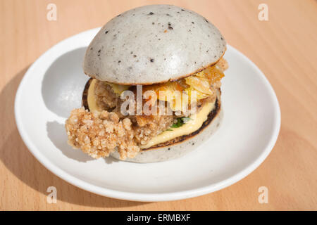 Flauschiges gedämpftes Brötchen gefüllt mit Brathähnchen, BAO London, taiwanesische Restaurant, Lexington Street, Soho, London, Großbritannien Stockfoto