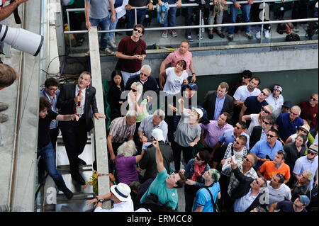 Vorfall Sur le Court Philippe Chatrier/Une Tole de Couverture du Panneau de Partitur Sest Detachee et est Tombee Sur le Public-02.06.2015 - Jour 10 - Roland Garros 2015.Photo: Nolwenn Le Gouic/Icon Sport Stockfoto