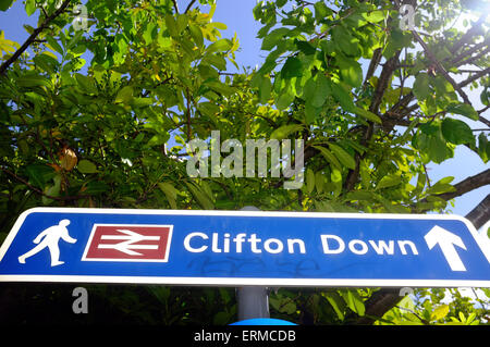 Ein Fußweg Schild Fußgänger Clifton unten Bahnhof in Bristol. Stockfoto