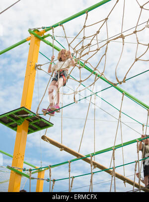 Familienspaß in Montreal, Quebec, Kanada. Exalto Olympiapark. Mädchen auf Kurs Challenge. Stockfoto