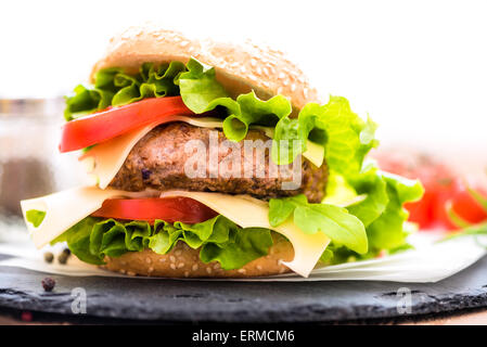 Nahaufnahme von hausgemachten Hamburger mit Käse und frischem Gemüse Stockfoto
