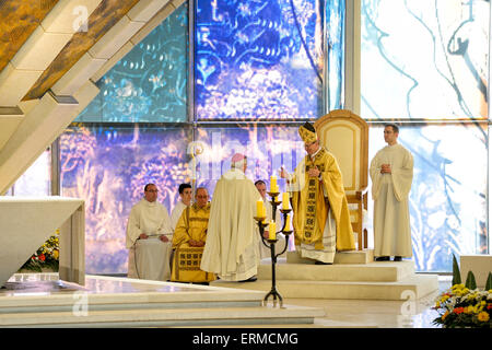 Apulien, San Giovanni Rotondo, Eucharistiefeier für die permanente Ausstellung des Körpers des heiligen Pio 1. Juni 2013 Stockfoto