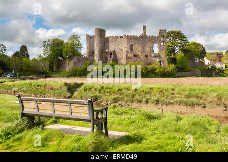 Mündung des Flusses Tâf mit Laugharne Castle im Hintergrund Carmarthenshire, Wales UK Europe Stockfoto