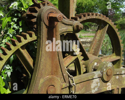 Antike Zahnräder für ein Loch-Mechanismus an den Ufern des Flusses Nadder in Wiltshire Stockfoto