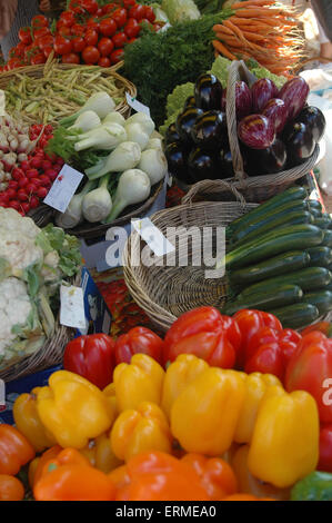 Bio-Obst an einem Marktstand Stockfoto