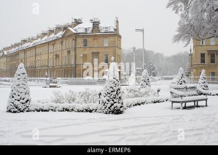Großen Pulteney Street Bad im Winterschnee aus dem Holburne Museum Stockfoto