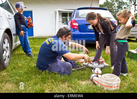 Freiwillige Feuerwehr Ausbildung Kinder Stockfoto