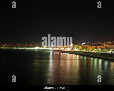 Schöne Strandpromenade Promenade Lichter reflektiert im Meer in der Nacht Stockfoto