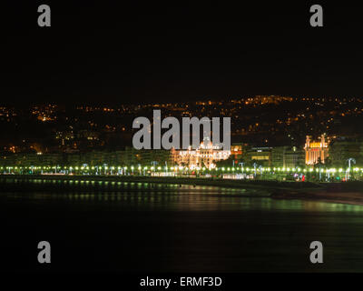 Schöne Strandpromenade Promenade Lichter reflektiert im Meer in der Nacht Stockfoto