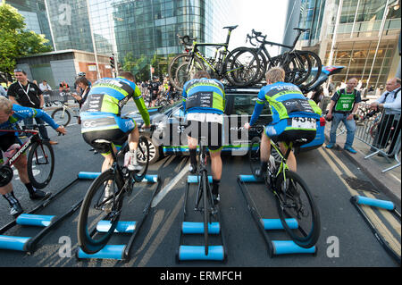 Canary Wharf, London, UK. 4. Juni 2015. Runde 8 der Weltklasse Radrennen kehrt in die Wolkenkratzer gesäumten Straßen von finanziellen Geschäftsviertel der Hauptstadt für ein Abend-Rennen Veredelung bei Sonnenuntergang. Fahrer Aufwärmen auf Rollen vor Rennstart. Bildnachweis: Malcolm Park Leitartikel/Alamy Live-Nachrichten Stockfoto