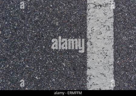 Nahaufnahme von einem weißen Streifen auf sauberem Asphalt Oberfläche gemalt Stockfoto