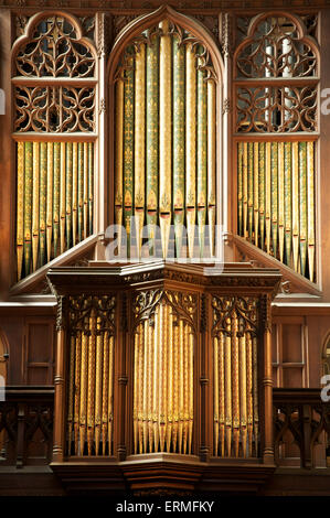 Die reich verzierten viktorianischen Orgelpfeifen von Sherborne Abbey wurden im nördlichen Querschiff durch Graue und Davison 1858 installiert. Dorset, England, Vereinigtes Königreich. Stockfoto