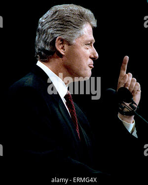 New York, NY. 16.07.1992 Arkansas Gouverneur William Clinton akzeptiert die Nominierung von der Democratic National Convention in New York. Gouverneur Bill Clinton aus Arkansas nominiert für Präsident und Senator Al Gore von Tennessee 1992 National Convention der Demokratischen Partei von US-Vizepräsident; Clinton kündigte Gore als seinen Running Mate am 9. Juli 1992. Die Konvention wurde im Madison Square Garden in New York City, New York vom Juli 13, 16. Juli 1992 statt. Stockfoto