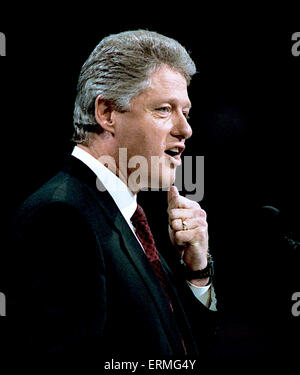 New York, NY. 16.07.1992 Arkansas Gouverneur William Clinton akzeptiert die Nominierung von der Democratic National Convention in New York. Gouverneur Bill Clinton aus Arkansas nominiert für Präsident und Senator Al Gore von Tennessee 1992 National Convention der Demokratischen Partei von US-Vizepräsident; Clinton kündigte Gore als seinen Running Mate am 9. Juli 1992. Die Konvention wurde im Madison Square Garden in New York City, New York vom Juli 13, 16. Juli 1992 statt. Stockfoto