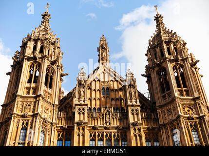 Westminster Abbey gegen blauen Himmel; London, England Stockfoto