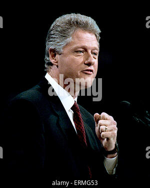 New York, NY. 16.07.1992 Arkansas Gouverneur William Clinton akzeptiert die Nominierung von der Democratic National Convention in New York. Gouverneur Bill Clinton aus Arkansas nominiert für Präsident und Senator Al Gore von Tennessee 1992 National Convention der Demokratischen Partei von US-Vizepräsident; Clinton kündigte Gore als seinen Running Mate am 9. Juli 1992. Die Konvention wurde im Madison Square Garden in New York City, New York vom Juli 13, 16. Juli 1992 statt. Stockfoto