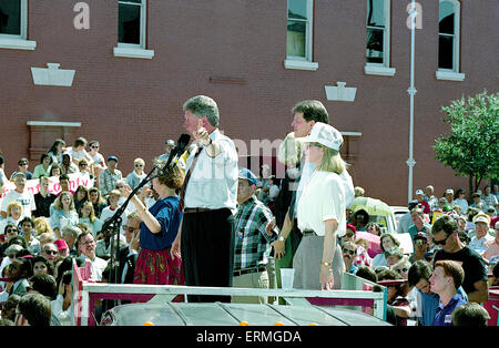 Corsicana, Texas, USA, 29. August 1992 die Clinton-Gore-Kampagne bus Tour, obwohl Texas Dees Restaurant hält. Gouverneur Bill Clinton befasst sich die Menschenmenge am wichtigsten Straße Corsicana während eines Halts in der East Texas Stadt. Senator Al Gore steht hinter Kandidaten Clinton während Hillary Clinton im weißen Hemd und Baseball-Kappe und grauen Rock steht neben des Senators. Bildnachweis: Mark Reinstein Stockfoto