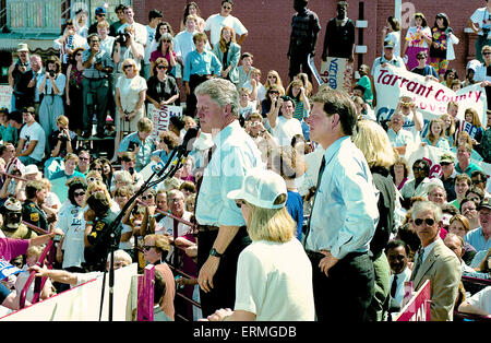 Corsicana, Texas, USA, 29. August 1992 die Clinton-Gore-Kampagne bus Tour, obwohl Texas Dees Restaurant hält. Gouverneur Bill Clinton befasst sich die Menschenmenge am wichtigsten Straße Corsicana während eines Halts in der East Texas Stadt. Senator Gore steht neben ihm und Hillary Clinton ist in weißem Hemd und Baseball-Kappe vorne Mitte des Bildes, Stockfoto