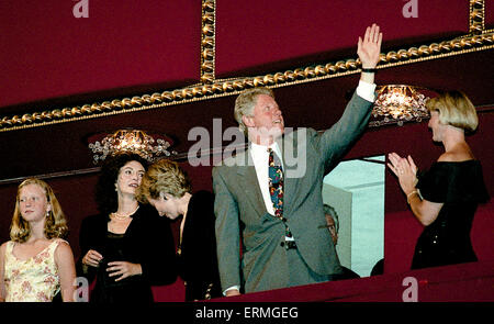 Washington, DC, USA, 30. Juni 1993 Präsident William Jefferson Clinton Wellen auf das Publikum wie er und First Lady Hillary Clinton zusammen mit ihrer Tochter Chelsea und Hillarys Freund Schauspielerin Mary Steenburgen enger kommen bei den Präsidenten Box an das Kennedy Center for the Performing Arts. Bildnachweis: Mark Reinstein Stockfoto