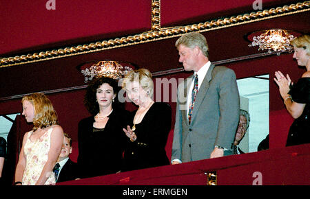 Washington, DC, USA, 30. Juni 1993 Präsident William Jefferson Clinton und First Lady Hillary Clinton zusammen mit ihrer Tochter Chelsea und Hillarys enger Freund Schauspielerin Mary Steenburgen kommen an den Präsidenten Box im Kennedy Center für darstellende Künste. Kredit: Mark Reinstein Stockfoto