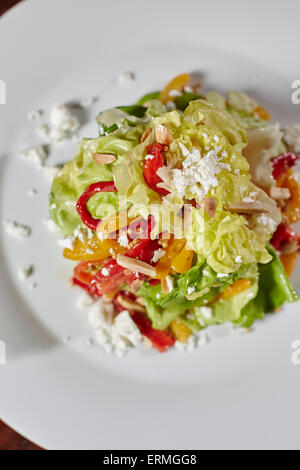 Salat mit Boston Salat, Paprika, Ziegenkäse, Cashew-Nüssen und Orangenscheiben; Ontario, Kanada Stockfoto