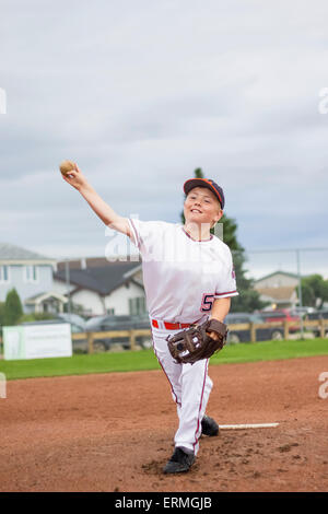 Little League Baseball-Pitcher, werfen, jungen Stockfoto