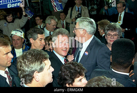 USA 1992 Clintons 1992 Kampagne.  Bill Clinton arbeitet eine Seil-Linie während der Kampagne Stop. Stockfoto