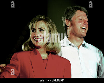 Waco. Texas. 28.08.1992 Clintons 1992 Kampagne.  William Jefferson Clinton und Hillary Rodham Clinton auf der Bühne bei der Hängebrücke über den Brazos River in Waco Texas. Stockfoto