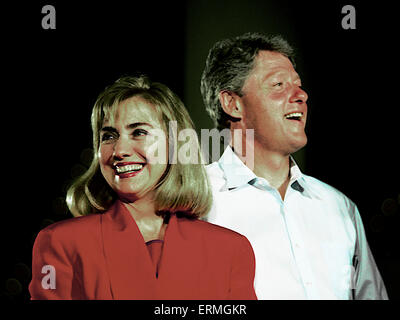 Waco. Texas. 28.08.1992 Clintons 1992 Kampagne.  William Jefferson Clinton und Hillary Rodham Clinton auf der Bühne bei der Hängebrücke über den Brazos River in Waco Texas. Stockfoto