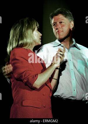 Waco. Texas USA, 28. August 1992. William Jefferson Clinton und Hillary Rodham Clinton auf der Bühne bei der Hängebrücke über den Brazos River in Waco Texas. Bildnachweis: MArk Reinstein Stockfoto